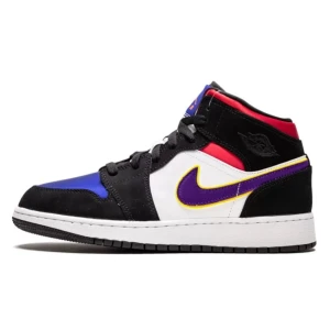 Nike Air Jordan 1 Mid Multicolor - Nike Air Jordan 1 Mid, under sulan så har gummit ifrån skorn skrapats men inget som påverkar skorna, skrona har samt hål i hälen innuit i därav pris men annars jätte fint kavlite. Köpte dom på plick för några år sedan dom är äkta