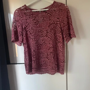  spetsblus från Vero Moda XS - Superfin gammaldags rosa blus från Vero Moda i storlek XS. Blusen är helt i spets med vackert broderat blommönster och har korta ärmar. Perfekt när du vill ha något extra snyggt och detaljerat. Säljes då den inte längre kommer till användning.