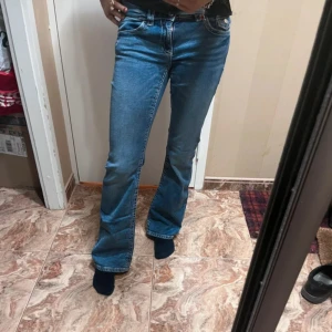 Blå bootcut jeans - Sitter perfekt på mig som är ca 160, skriv för fler bilder!