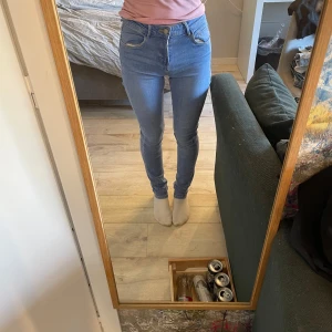 Två par skinny jeans - Ett par blå å ett par svarta i storlek xs tror jag vet inte vilket märke