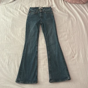  Mörk Blåa bootcut jeans från Gina Tricot  - Snygga mörk blåa bootcut jeans från Gina Tricot. Mid waist och utsvängda ben. Storlek 32 petit. Passar perfekt till dig som är kort och inte har så stora lår!                                              Är i perfekt skick, knappast använda. Köptes för 500kr. Säljer tyvärr de för jag har växt ur de.Du BETALR frakten