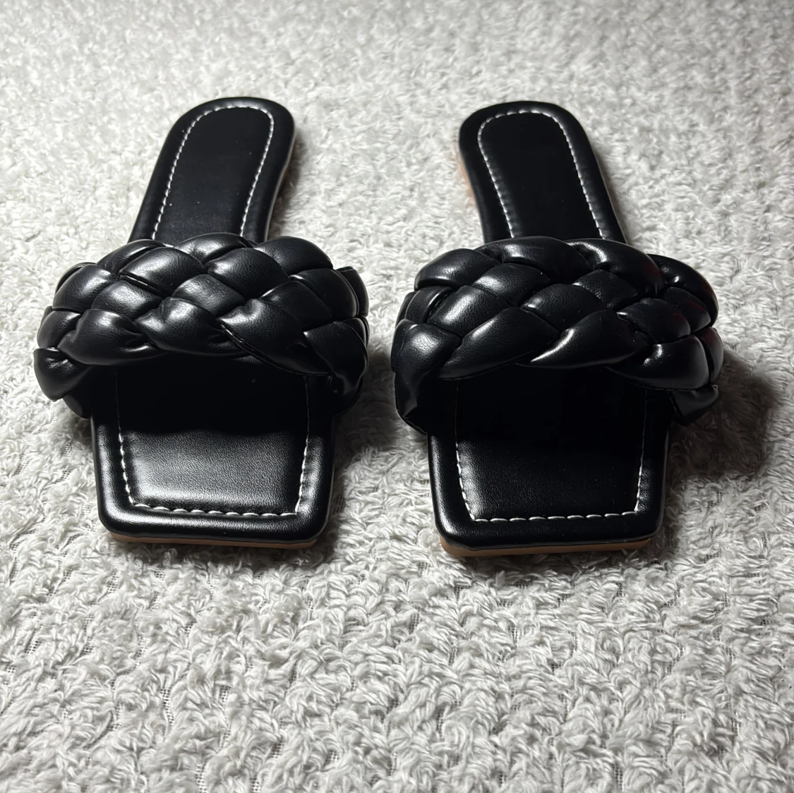 Svarta flätade sandaler med fyrkantig tå - 1