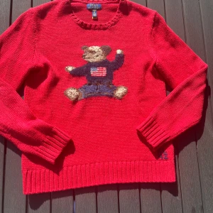 Ralph lauren tröja stickad med björn - Säljer en snygg stickad Ralph lauren tröja med en björn på magen. Storlek XL/TG vilket motsvarar en M. Mycket fint skick