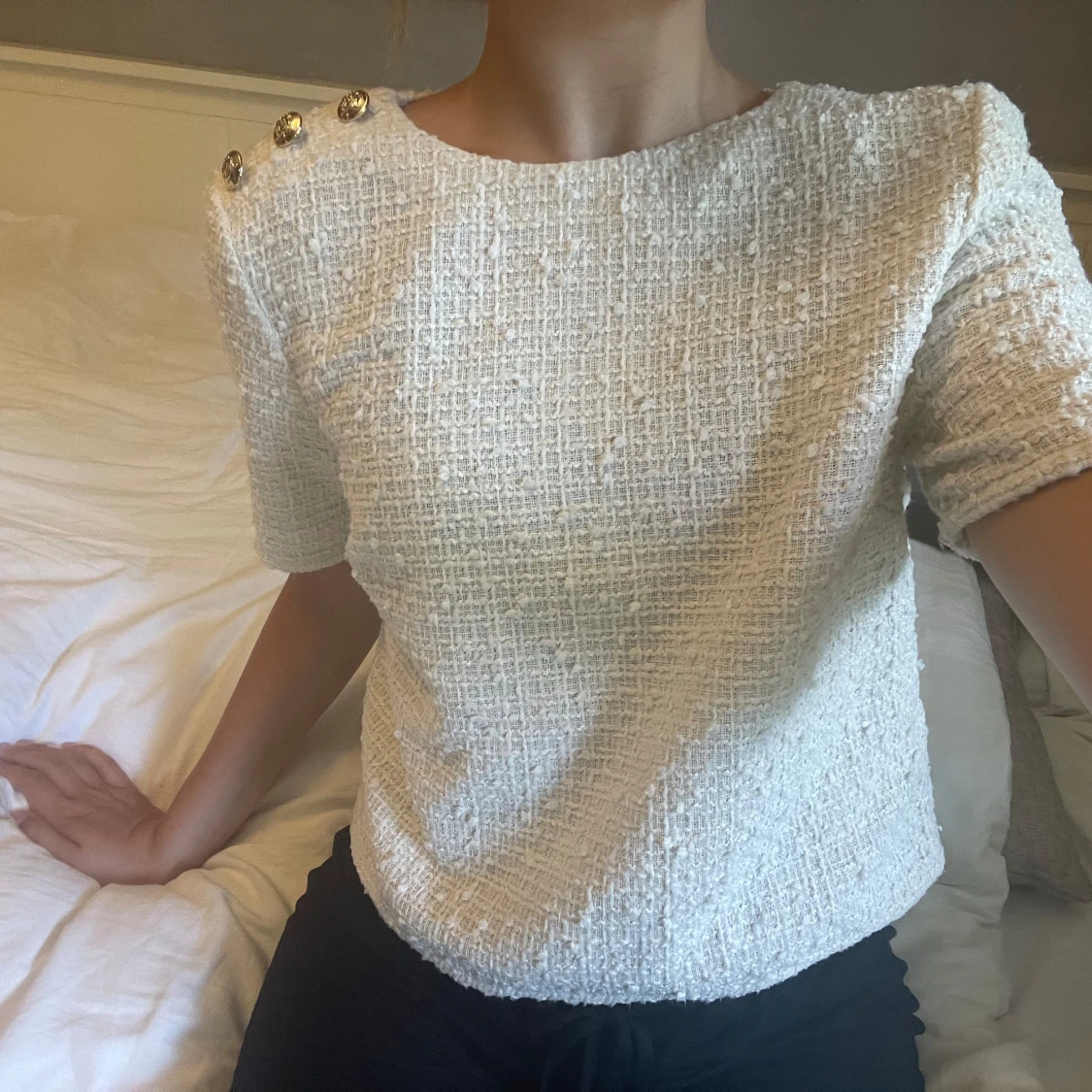 Vit bouclé blus med guldknappar - 1