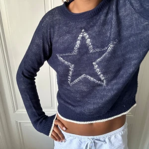 Mörkblå tröja med stjärna - Säljer nu min as coola mörkblå stickade tröja med vit stjärna framtill. Köpt i Paris dehär året och Slutsåld ööööverallt!!🩵