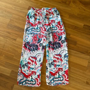 Färgglada mönstrade byxor från Amisu - Säljer ett par lätta och luftiga byxor från Amisu i storlek 36. 