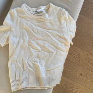 Beige stickad kortärmad tröja Zara - Superfin beige stickad tröja från Zara med korta ärmar och rund hals. Lite nopprig men inget som syns när den är på. Storlek S 