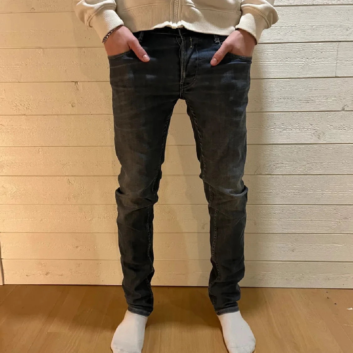 Svarta slim jeans med broderade bakfickor