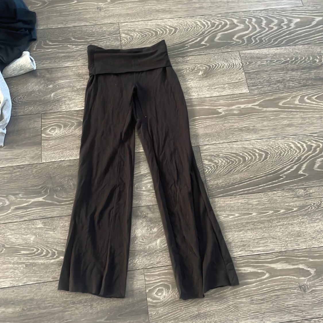 Svarta bootcut byxor från H&M