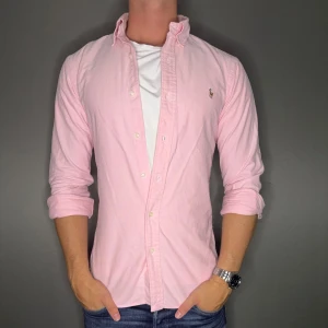 Ralph lauren skjorta - Hej säljer nu min fina Ralph lauren skjorta i storlek S. Den är i nyskick och kommer vara otroligt snygg på sommaren. Nypris cirka 1600kr! Vi kommer att sälja liknande produkter nu i sommar så glöm inte följa profilen!🌊🍾