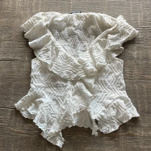 Vit volangblus från Zara - Supersöt vit blus från Zara med volanger🤍toppen kommer aldrig till användning längre