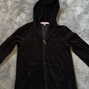 Juicy Couture zip - Vintage juicy Couture zip tröja i fint skick. Strl M men passar även S lika bra. Det finns även matchande byxor till tröjan på min profil om man vill ha ett set.💖