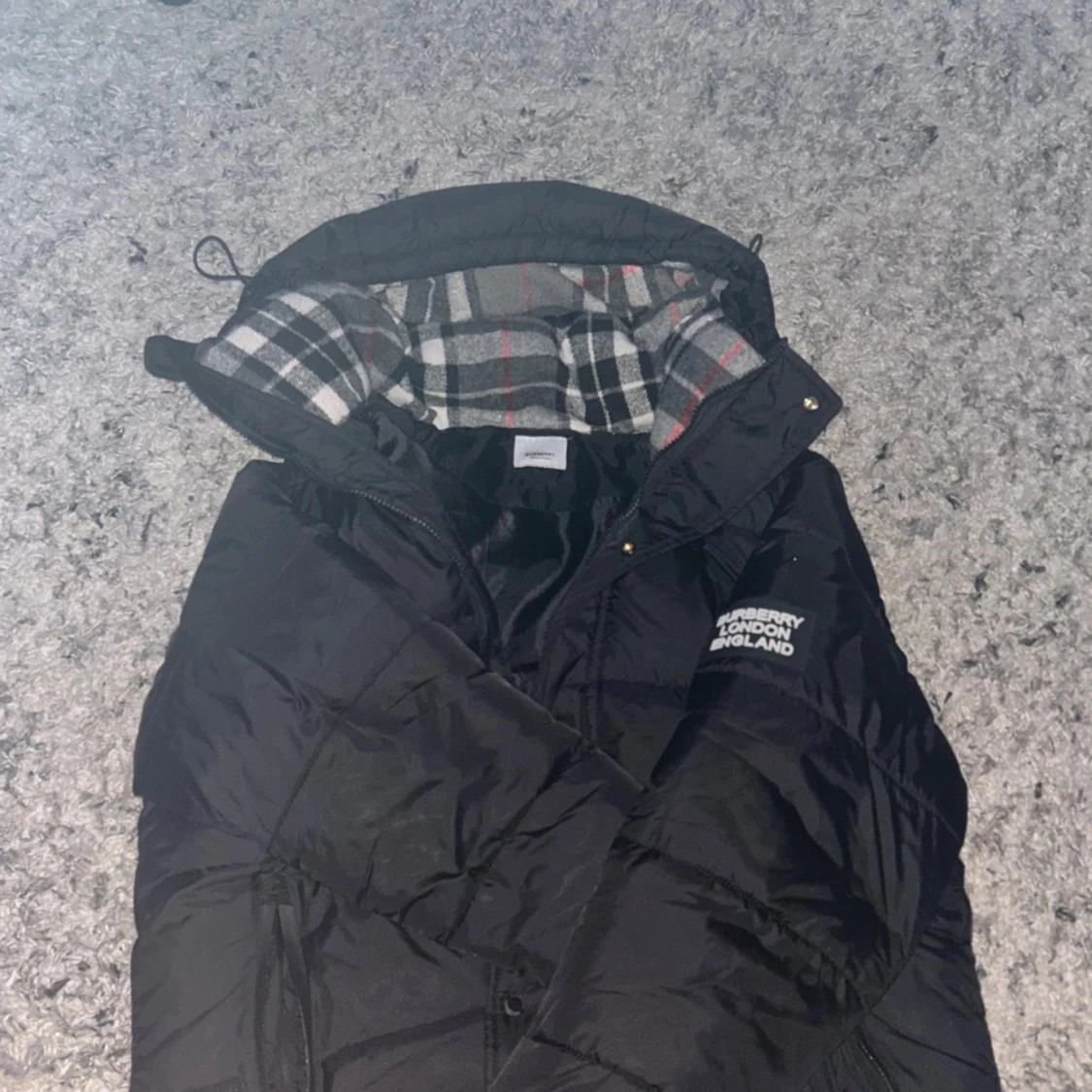 Svart dunjacka från Burberry