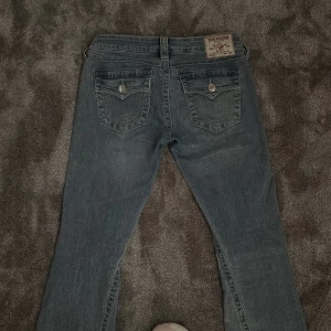 True Religion Joey - Fina True Religions i modellen joey, strl 26. Fint skick och inga defekter förutom att de är slitna av skorna längst ner.