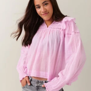 Rosa blus med volanger  - Storlek 158/164 men passar mig med XS🩷