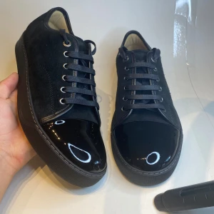 Lanvin Skor(HELT NYA) - | Lanvin Skor i färgen svart | HELT NYA(endast testade) Uk8 Motsvarar 42/43 | Nypris 5200kr Mitt pris endast 3299kr!