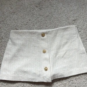Vit kjol zara - Skorts från zara med guldiga knappar och tweed. Strl L passar M