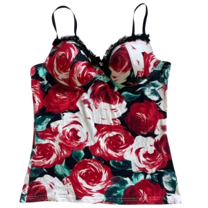 Topp från River Island  - Topp med rosmönster, inbyggd bh, spets, rosett och hjärtlås detalj ❣️Jag brukar ha strl XS-S i toppar för referens 