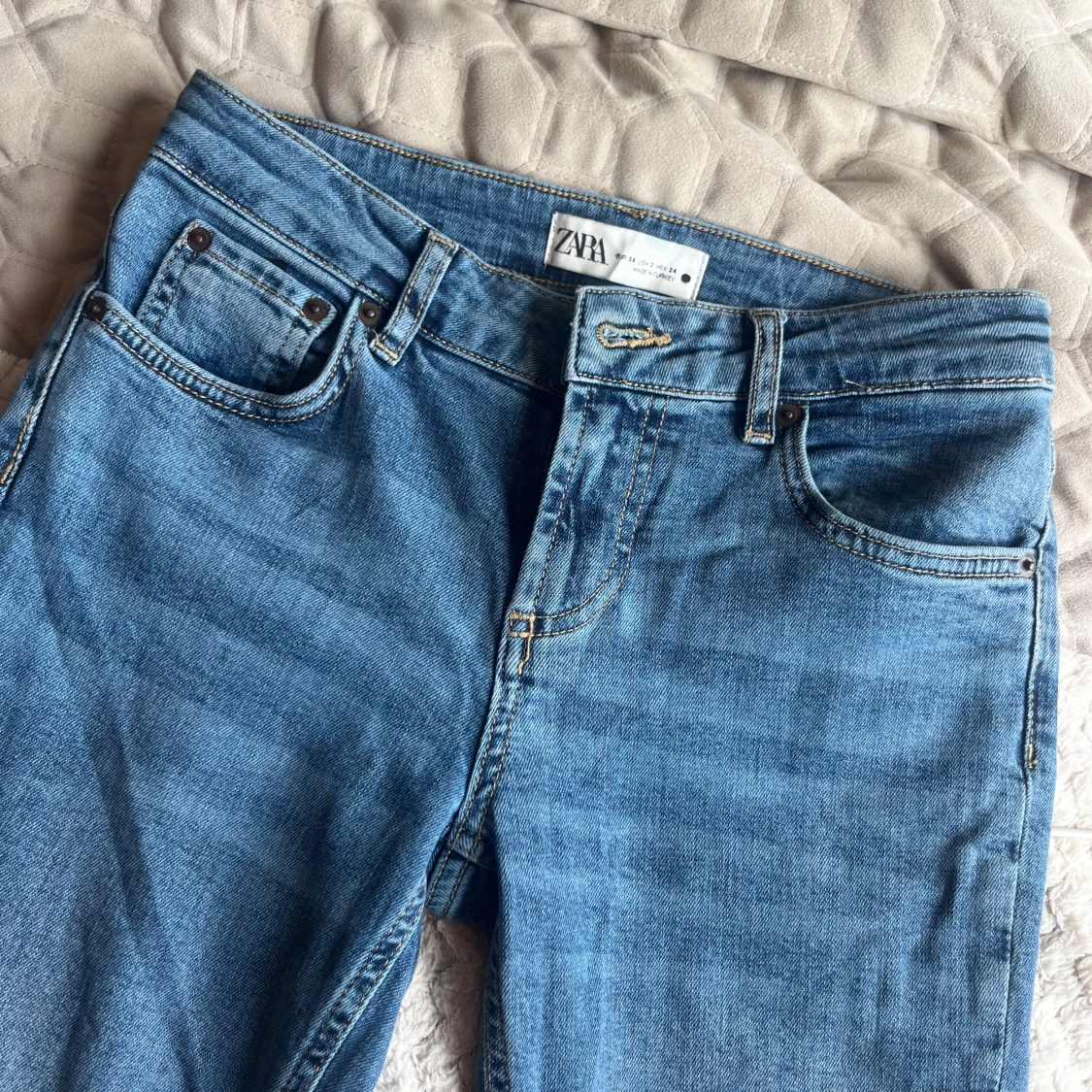 Blå low bootcut jeans från Zara - 2