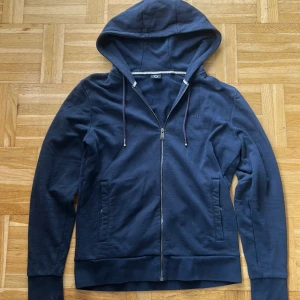 boss kofta - säljer min sköna boss thompson kofta. skicket är galant. färgen är marinblå och den sitter perfekt om du har måtten S!😃 För mer frågor eller bilder kan du alltid kontakta mig i mina DM!