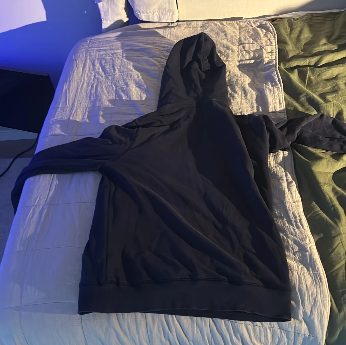 Mörkblå hoodie från Morris med brodyr - 1