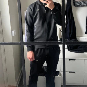 Byxa & kofta från Lacoste  - Fin Lacoste dress som säljes, frågor besvarar i dm!