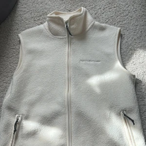 Vit fleeceväst Peak Performance XS - Säljer en vit fleeceväst från Peak Performance i storlek XS. Det är jätte skön och i näst in till nyskick.🥰🥰