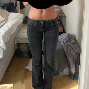 Svart gråa jeans - Säljer dessa jätte fina byxor för dom används inte längre, inga defekter eller använts många gånger❤️jag är 164 och passar mig perfekt i längd