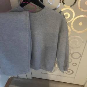 Grå mjukis sett i bomull - nytt mjukis sett , Klassisk modell utan tryck eller detaljer, passar till allt. storlek s i tröja o byxor. lite bagy o oversize 