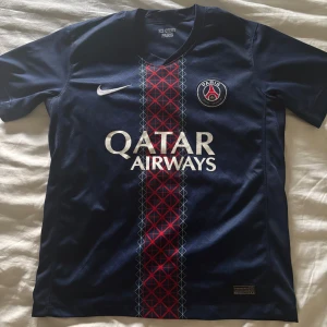 PSG Hemmatröja 25/26 - Psg nya hemmatröja, har använts 2-3 gånger så är i princip ny skick. Storlek M men passar S. Pris kan diskuteras vid snabb affär 