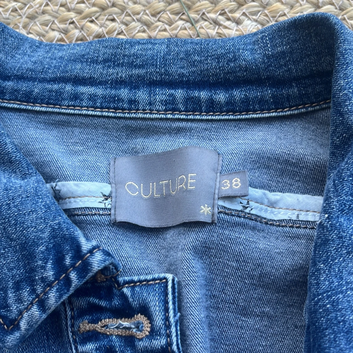 Blå jeansjacka med nitar från Culture - 4