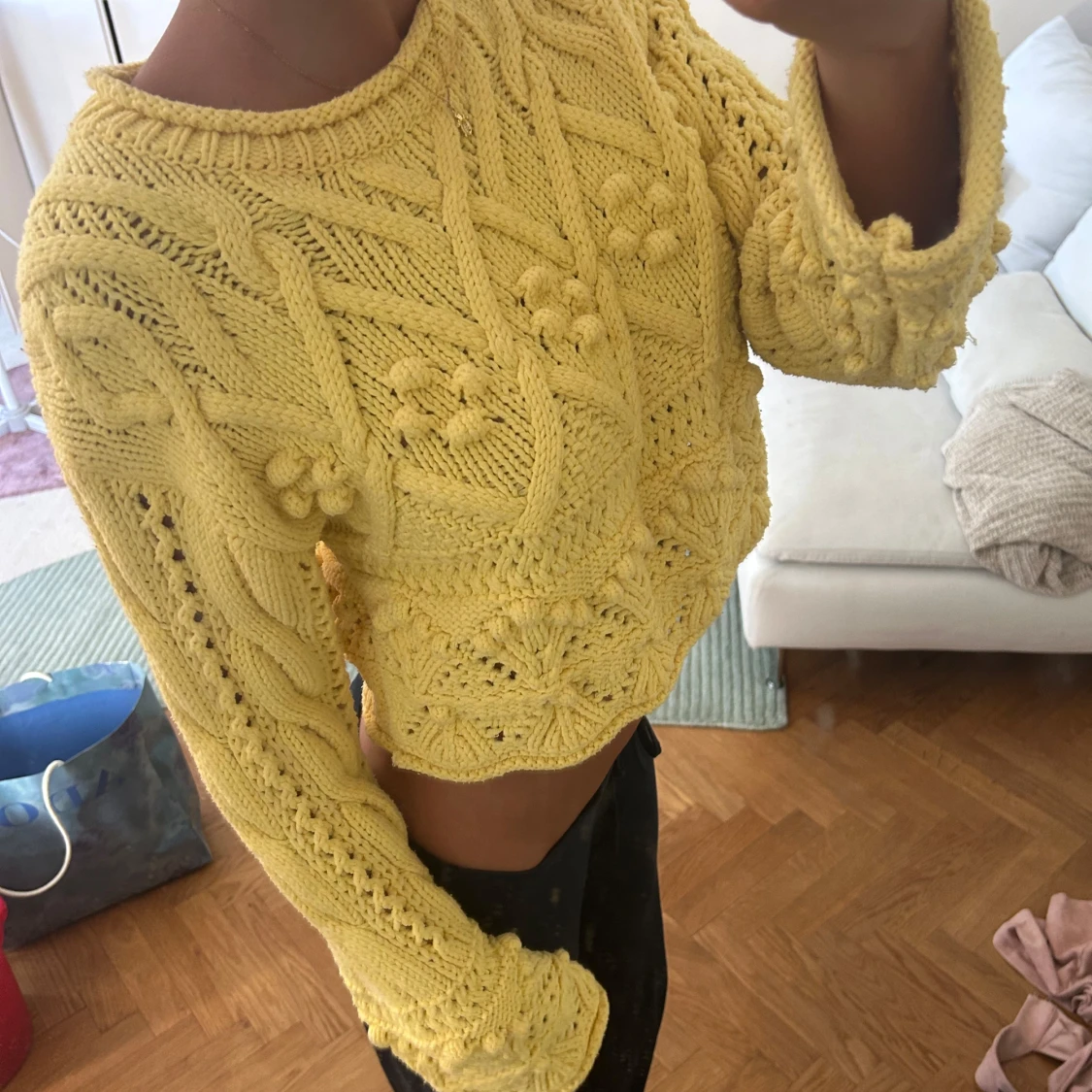Gul croppad stickad tröja