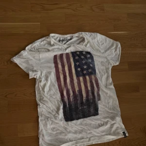 Vintage Jack & Jones shirt  - Tja! Jag säljer denna riktigt snygga tshirten från Jack & Jones som är i väldigt bra skick och går för ett riktigt bra pris 🔥😮‍💨vid frågor och funderingar är det bara att skicka ett litet meddelande 😇pris går alltid att diskuteras