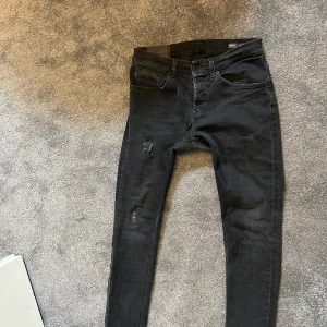 Dondup jeans George  - Ett par schyssta dondup jeans i storlek 30. Jeansen är i bra skick förutom sista bilden där de är en lagning som är otroligt bra fixat vilket under skrevet vilket inte ens märks:) pris kan diskuteras.
