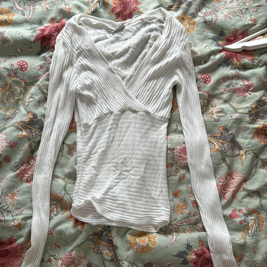 Vit omlott v-ringad ribbad tröja