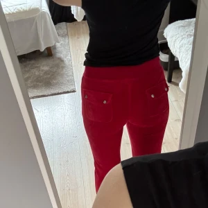 Röda juicy byxor XXS - Säljer ett par snygga röda juicy i mjuk manchester med raka ben och snörning i midjan. Knappt använda så väldigt fint skick! Storlek XXS, men sitter bra på mig som brukar ha XS❤️