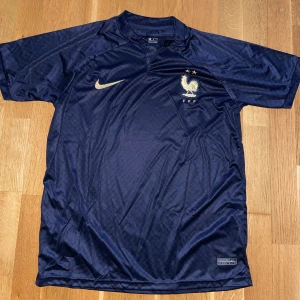 Frankrike matchtröja storlek S - Storlek S. Fin replika. Helt ny och oanvänd. Pris: 349:-. Skickas direk inom 24h