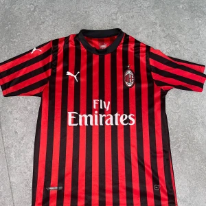 Ac Milan matchtröja storlek S - Storlek S. Fin replika. Helt ny och oanvänd. Pris: 349:-. Skickas direk inom 24h