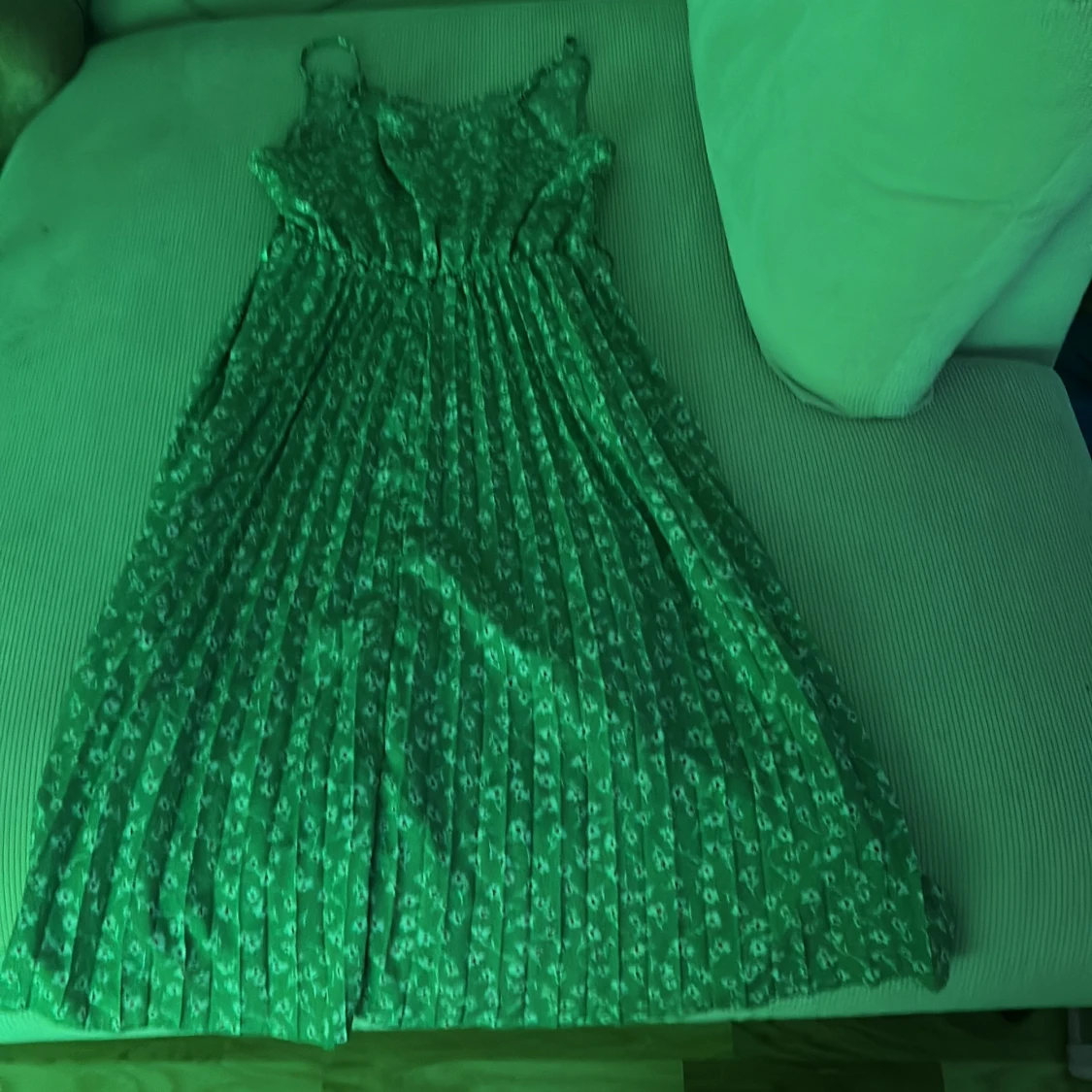 Grön blommig långklänning med smala axelband - 1