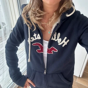 Hollister zip med foder - En zip från Hollister med foder i storlek M. Tröjan är o väldigt fint skick. Se liknande zip tröjor i min profil! Fri frakt tom 27/7. E56