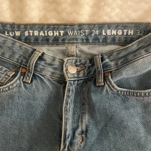 Lådmidjade jeans - Blå jeans med låd midja, de är vida i modellen och i fint skick. Jeansen heter Never denim och är ifrån BikBok. W24 L32, priset är diskuterbart, skriv för fler bilder.