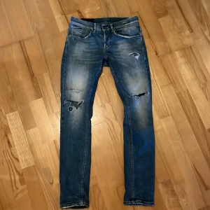 Dondup George 30 - Säljer dessa dondup jeans i storlek 30, modell George passar slim. Skriv om minsta fundering!