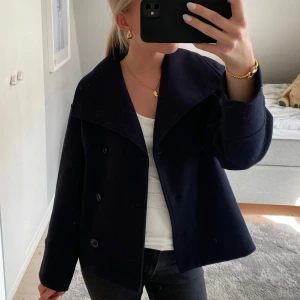 Marinblå kappa - Superfin mörkblå kappa som är perfekt nu till hösten! Den är i storlek 152 från Gina Young men passar mig som vanligtvis brukar ha XS🥰❤️‍🔥