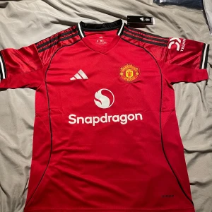 Manchester United 2025/26 - Manchester United fotbollströja för säsongen 2025/26. Storlek M