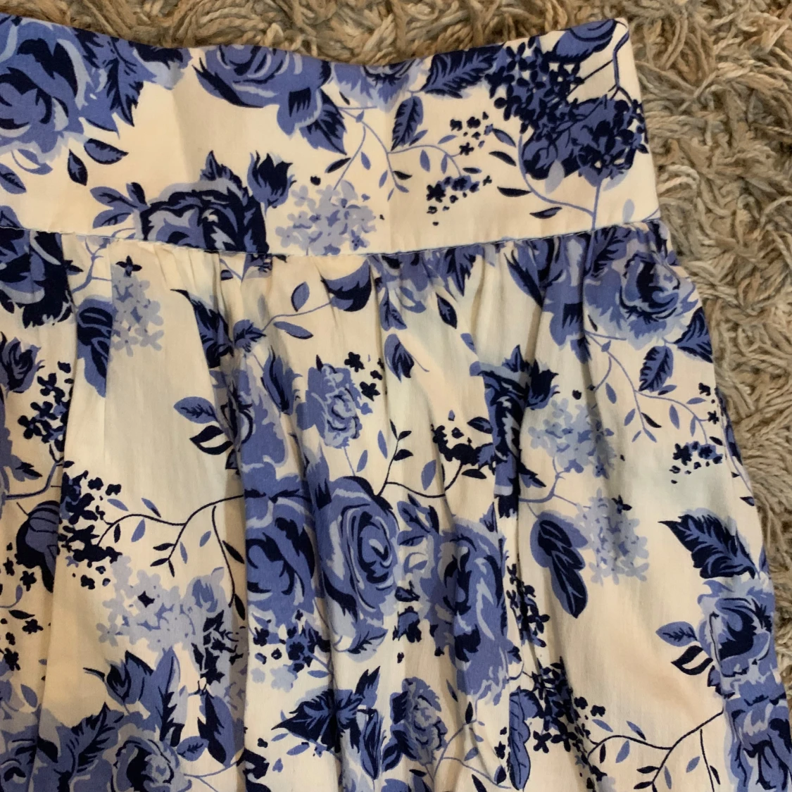 Vit och blå blommig kjol med dragkedja - 4