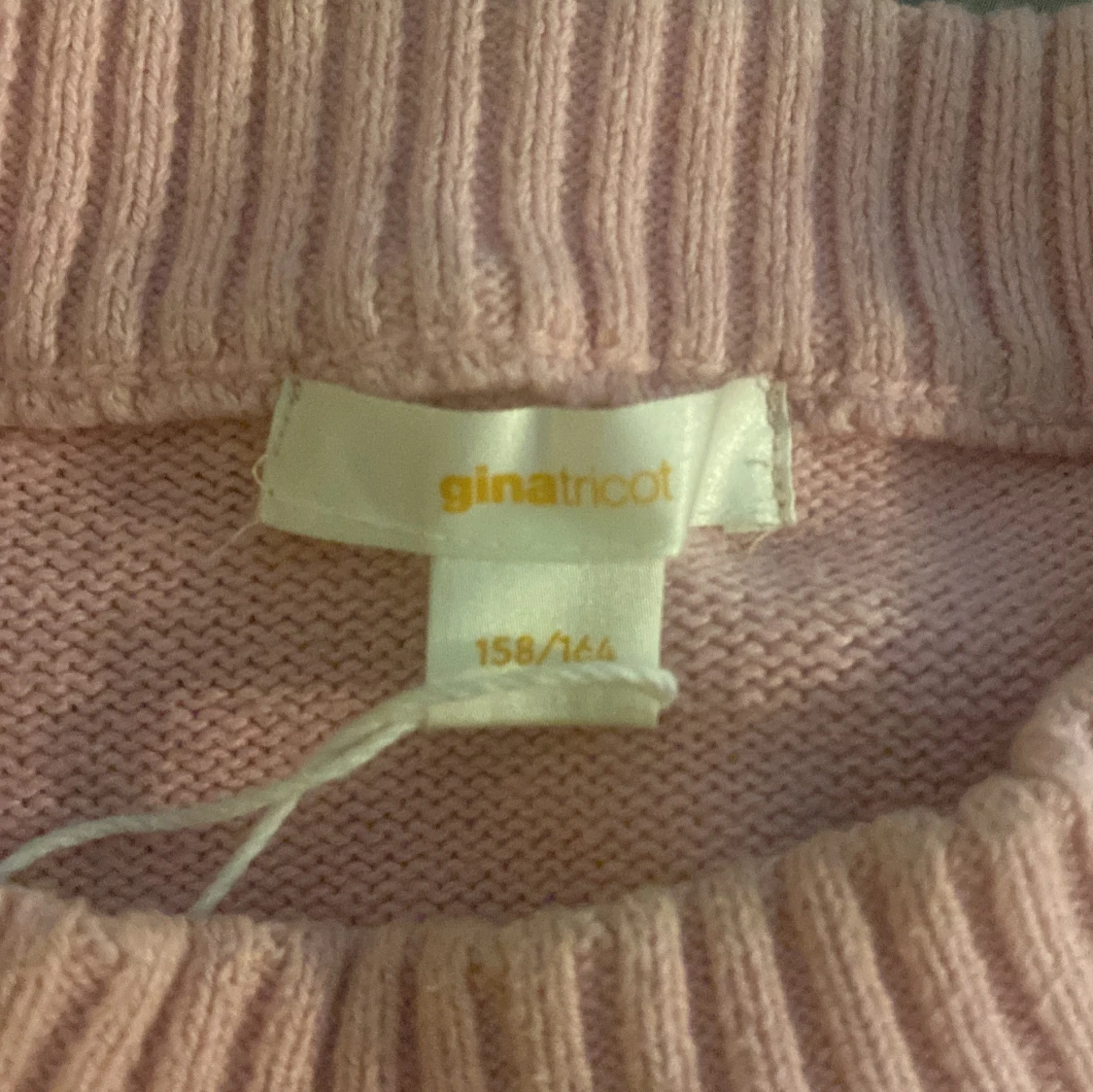 Råsa och vit randig stickad tröja ifrån Gina Tricot young - 2