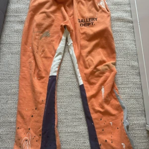 Gallery Dept byxor  - Gallery Dept size S, Dem är äkta! Rätt beat men om man gillar uteliggarestilen så är de perfekta!  