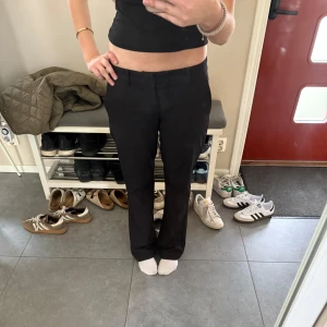 Svarta kostymbyxor från bikbok - Säljer ett par klassiska svarta kostymbyxor med normal passform och raka ben. Dom är köpa på bikbok.