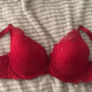 Röd spets-bh från Hunkemöller  - röd bh från hunkemöller i storlek 90B bara testad