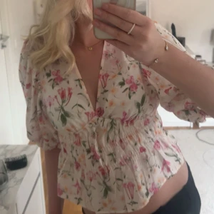 Blommig blus hm  - Säljer min fina blus från hm då den knappt används, kommit till användning 2 gånger 💞